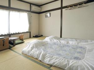松本Ryokan Seifuso - Vacation STAY 85475v的一间卧室配有一张大床和一张书桌