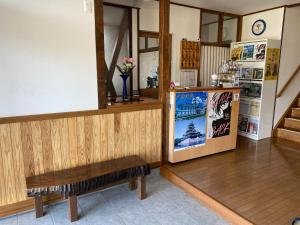 松本Ryokan Seifuso - Vacation STAY 85475v的一间带长凳和冰箱的等候室