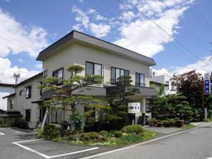 松本Ryokan Seifuso - Vacation STAY 85475v的前面有棵树的白色建筑