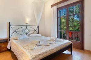 马蒂亚斯Castellos Bellos Studio 1的一间卧室配有带毛巾的床