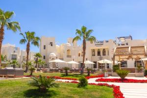 沙姆沙伊赫Swissôtel Sharm El Sheikh All Inclusive Collection的享有棕榈树和鲜花度假村的景色