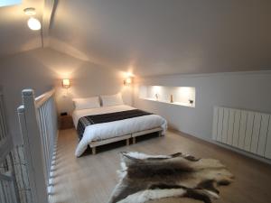 里摩日Apparts Watteau的阁楼卧室配有一张特大号床