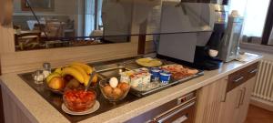 阿科Agritur Arcosole B&B Camping的厨房柜台,备有水果和蔬菜托盘