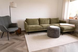 TrierweilerTRIMOSA Apartments - cozy, modern und citynah的客厅配有沙发和椅子