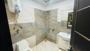拉合尔Luxury Private Top Floor Apartment in Heart of Bahria Town的带淋浴、卫生间和盥洗盆的浴室