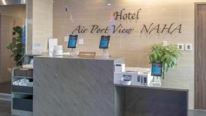 GushiホテルエアポートビューNAHA的一张酒店机场签证,柜台上设有手机
