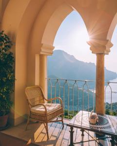 拉维罗Caruso, A Belmond Hotel, Amalfi Coast的海景阳台上的椅子
