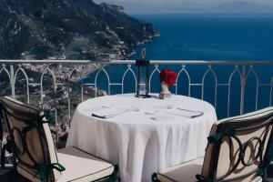 拉维罗Caruso, A Belmond Hotel, Amalfi Coast的一张享有阿马尔菲海岸美景的桌子