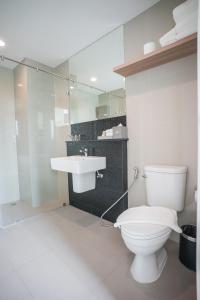 清迈清迈布里克酒店的一间带卫生间和水槽的浴室