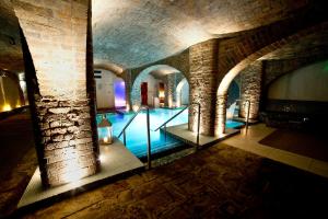 利物浦利物浦泰坦尼克酒店的一座砖墙建筑中的游泳池