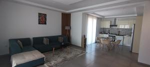 DrariaLogement Chic, résidence azaléa - Alger的带沙发和桌子的客厅以及厨房。