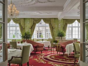 伦敦戈林酒店的用餐室设有桌椅和窗户。