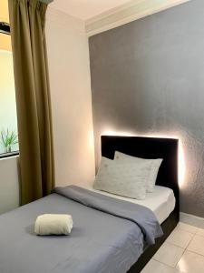 哥打巴鲁Andiana Hotel & Lodge - Kota Bharu City Centre的床上有白色枕头