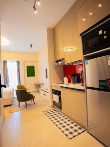 内罗毕Zarafa Suites的带冰箱的厨房和客厅