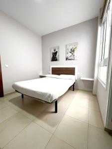 TenoyaSunset Relax Apartment by Canary365的白色的卧室设有床和窗户
