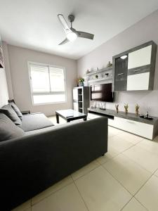 TenoyaSunset Relax Apartment by Canary365的带沙发和吊扇的客厅