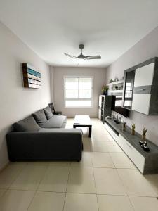 TenoyaSunset Relax Apartment by Canary365的客厅配有沙发和桌子
