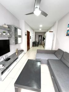 TenoyaSunset Relax Apartment by Canary365的带沙发和电视的客厅