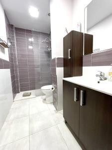 TenoyaSunset Relax Apartment by Canary365的带淋浴、卫生间和盥洗盆的浴室