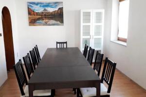 莱奇根home2stay Worker House Feldstetten Kitchen,Wifi,Smart TV Parking ***的一间用餐室,配有黑色的桌子和椅子