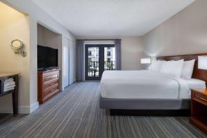 布卡拉顿博卡拉顿温德姆酒店的大型酒店客房设有床和电视。