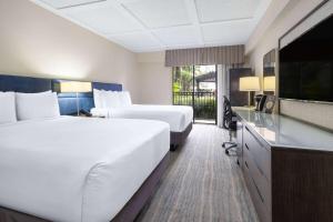 布卡拉顿博卡拉顿温德姆酒店的酒店客房设有两张床和一台平面电视。