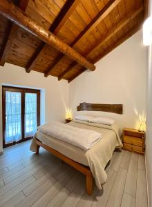 Grandola ed Uniti维奇亚克奥德利亚农家乐的一间卧室设有一张带木制天花板的大床。
