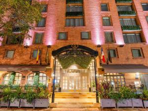波哥大波哥大维多利亚雷吉亚索菲特酒店的一座大型砖砌建筑,设有大门