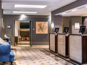 波哥大波哥大维多利亚雷吉亚索菲特酒店的一间设有带壁炉的等候室的沙龙