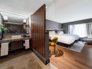波哥大波哥大维多利亚雷吉亚索菲特酒店的一间酒店客房 - 带一张床和一间浴室