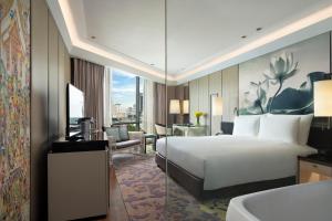 曼谷曼谷暹罗凯宾斯基饭店 - SHA Extra Plus Certified的配有一张床和一张书桌的酒店客房
