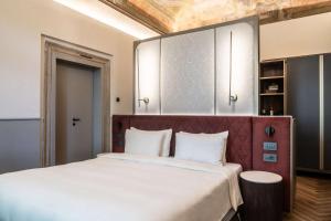 威尼斯Radisson Collection Hotel, Palazzo Nani Venice的一间卧室配有一张大床和红色床头板
