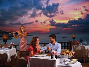 库塞尔Movenpick Resort El Quseir的一群人坐在餐馆的桌子上