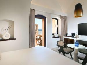 库塞尔Movenpick Resort El Quseir的酒店客房设有床、桌子和电视。