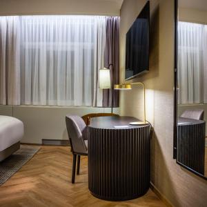 布鲁塞尔DoubleTree By Hilton Brussels City的酒店客房配有书桌和床。