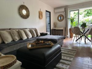 圣特罗佩Le Bailli Saint Tropez的客厅配有沙发和桌子