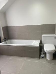 爱丁堡Merchiston Residence的带浴缸和卫生间的浴室。