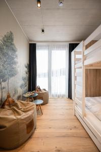 巴德米滕多夫GRIMMINGlofts的一间卧室配有双层床和沙发