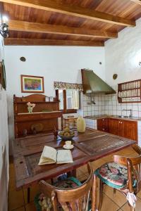 莫卡诺尔Casa Rural Tia Lucila的一间厨房,内设一张木桌