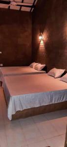 卡特勒格默Sriyantha Rest的一间设有两张床铺的房间