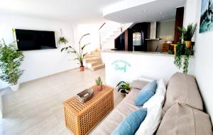 奥利瓦Adosadito Playa Oliva的带沙发和电视的客厅