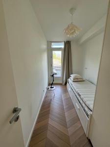 阿姆斯特丹Old South - Luxury Apartment的小房间设有床和窗户