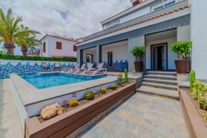 阿罗纳Villa in south of Tenerife的一座带游泳池和房子的别墅