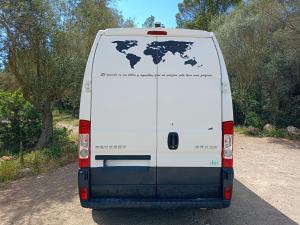 马略卡岛帕尔马Furgoneta Camper Gran Volumen的一辆白色面包车,背面有世界地图