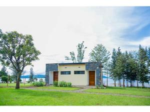 Eben Lake Kivu cottages and Villas的田间中的小房子
