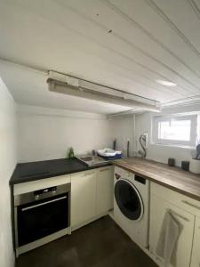 塞纳河畔卡里耶尔Appartement spacieux proche de paris的厨房配有水槽和洗衣机