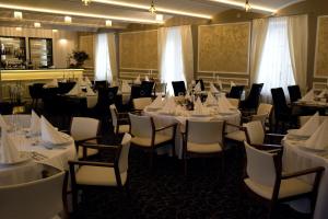 哈夫利奇库夫布罗德Zámek Kvasetice的用餐室配有桌椅和白色桌布