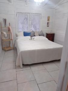 CampagnaStile shabby chic的卧室配有一张白色大床