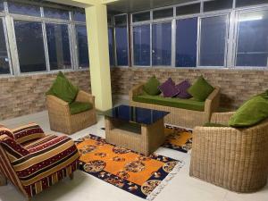 甘托克OYO Home Urvi Griham的带沙发、椅子和桌子的客厅