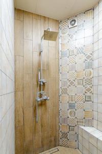 大特尔诺沃Studio77的带淋浴的浴室(带木墙)